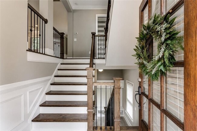 Photo - 914 Canterbury Ln NE