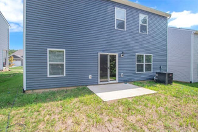 Photo - Knoxville 37932 - AVAILABLE July 1, 2026 - BEAUTIFUL, 3 bedroom, 2.5 bath home - Call Kathy Levei...