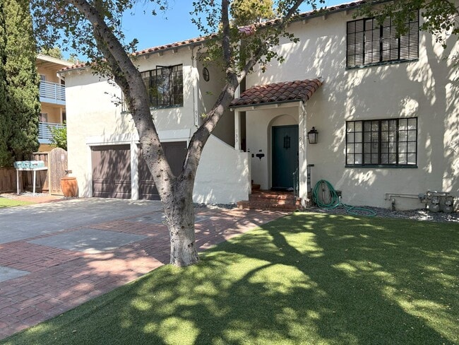 Building Photo - Beautifully Updated 2BR/2BA – Yard & Garage Unit 933