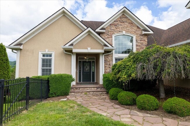 Bright and Spacious Home on Cascades Rd - Bright and Spacious Home on Cascades Rd