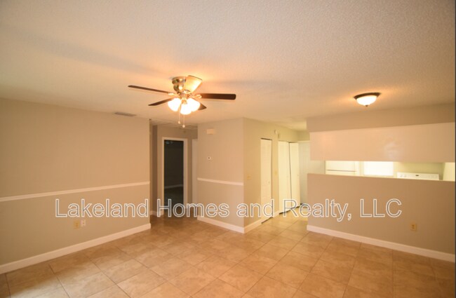 Photo - 885 School House Rd