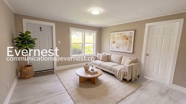 Building Photo - 3 Bed/1 Bath Home with Off-Street Parking / Available Now!