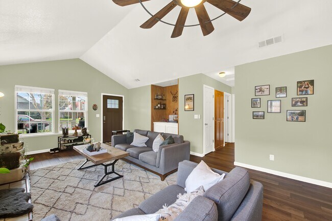 Photo - 209 White Oak Ln