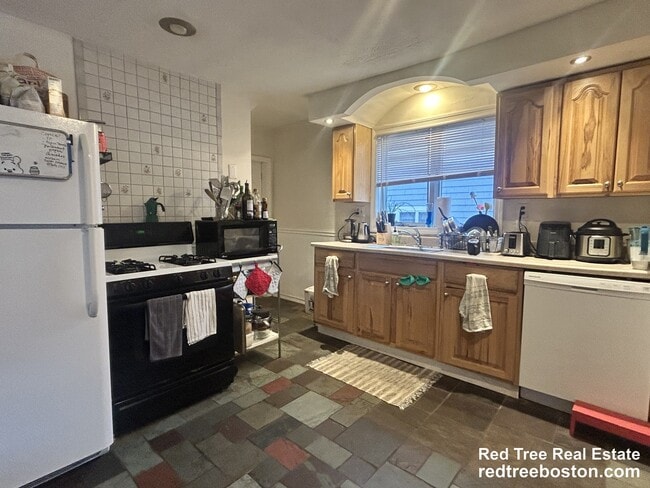 Building Photo - 12 Village St