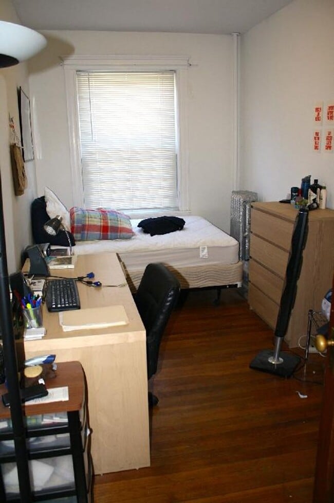 Building Photo - Amazing 4 Bedroom Apartment available 9/1/26