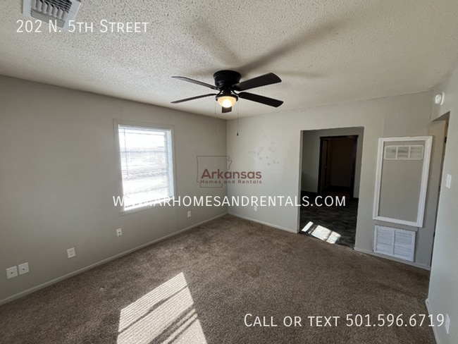 Photo - 202 N 5th St