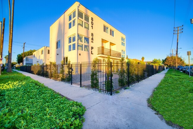 Building Photo - 801 E 84th Pl