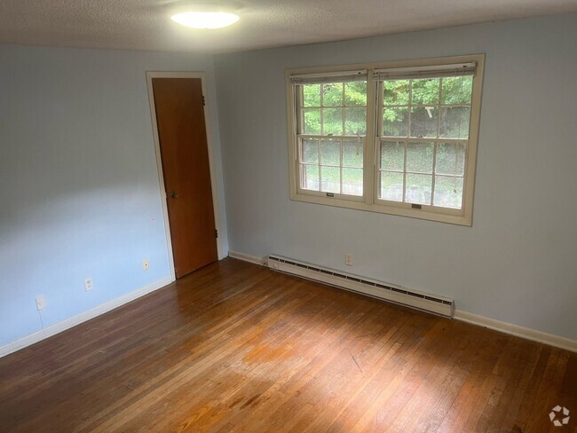 Building Photo - Spacious 2 Bedroom Minutes From UNC Campus Rental