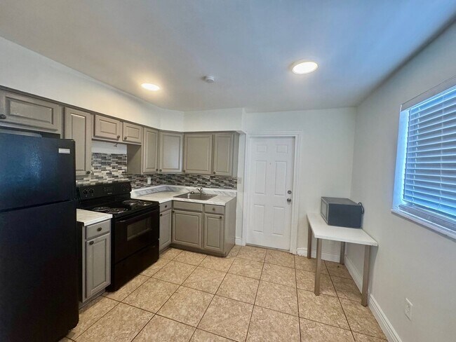 Building Photo - Ventura Blvd FTL 2633-2635 Unit Ventura Blvd FTL 2633 Rental