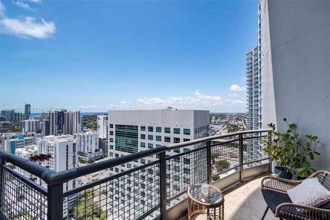 Photo - 690 SW 1st Ct Unidad PHI26