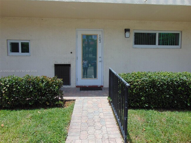 Photo - 9811 N Hollybrook Lake Dr Unit 103