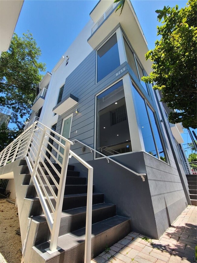 Building Photo - 825 Michigan Ave Unit 7