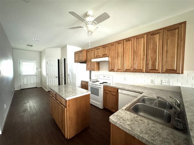 Photo - 905 Crockett St