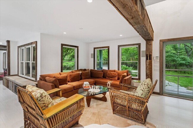 Photo - 325 Narrow Ln