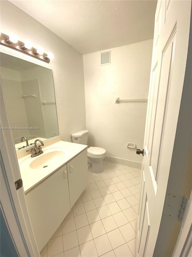 Photo - 2910 SE 13th Rd Unit 201-44