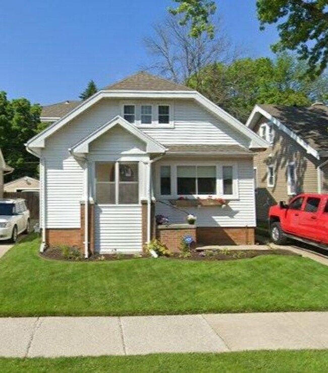1 Bedroom / 1 Bath Upper Unit - Racine - 1 Bedroom / 1 Bath Upper House Unit - Racine
