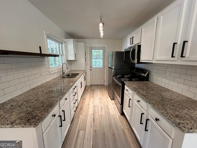 Photo - 779 Casplan St SW