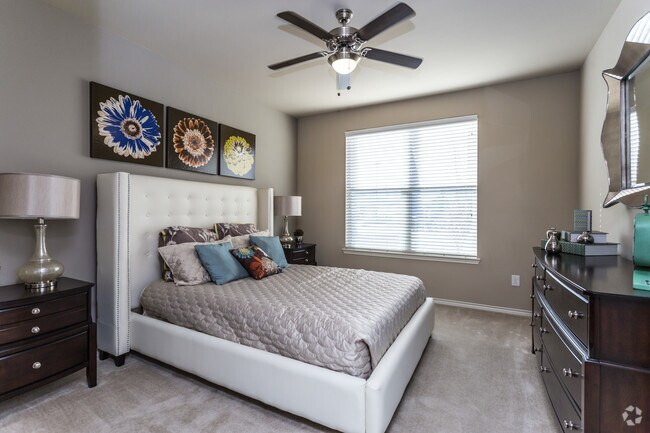 1BR, 1BA - 825 SF