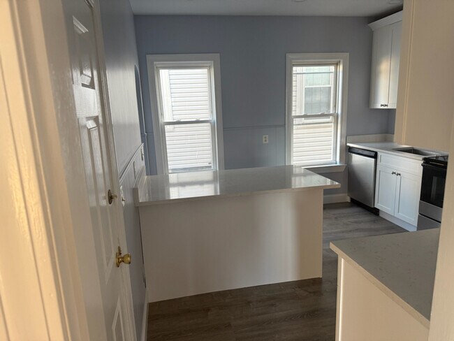 Building Photo - 494 Main St Rental
