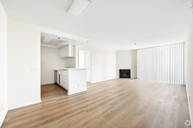 2BR, 2BA - 1050SF - Living Room - Hyde Park