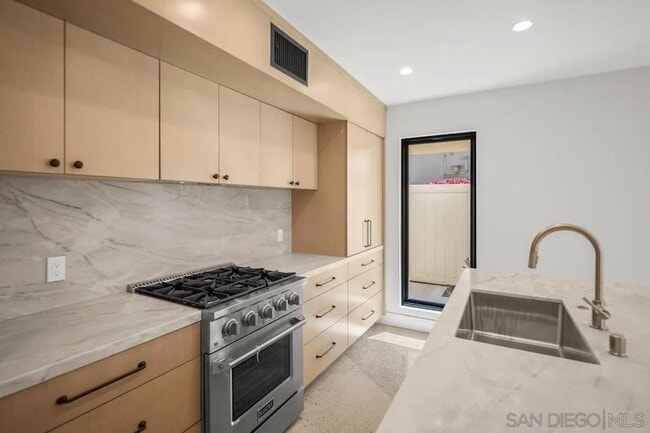 Photo - 857 F Ave
