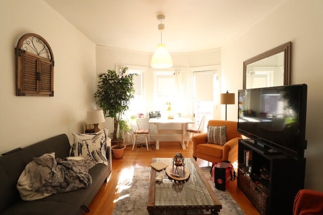 Building Photo - 163 Summer St Unit 1