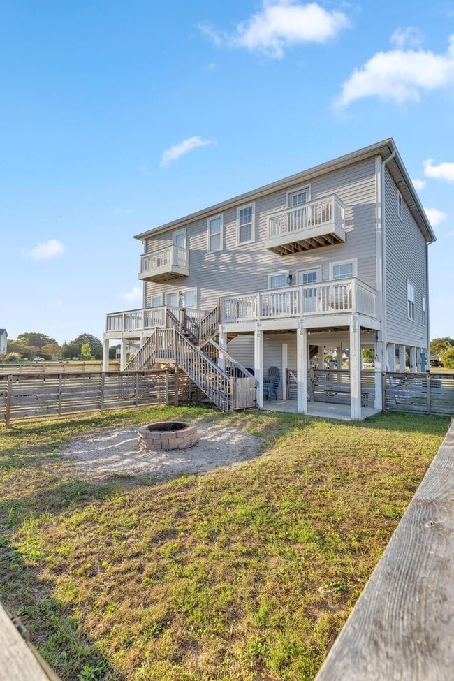 Building Photo - Updated coastal townhome- fully furnished!