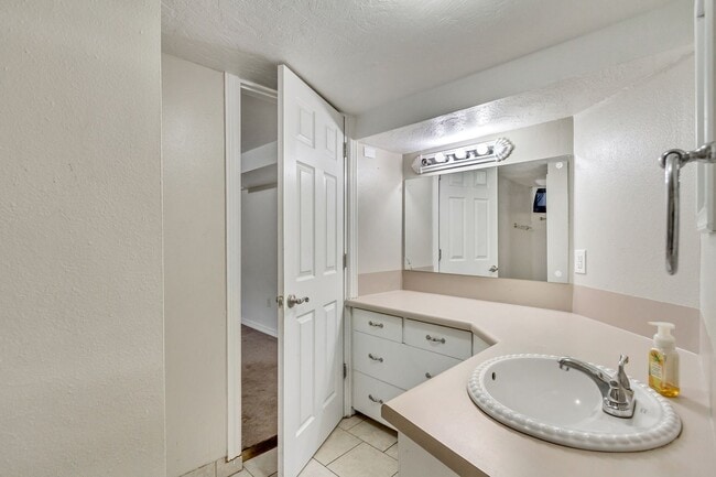 Building Photo - 2 Bedroom Basement Unit For Rent!