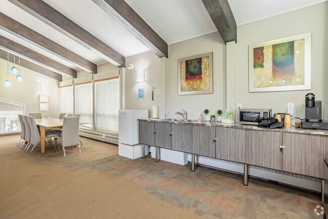 Common Lounge - Heatheridge Estates Apartments A & C