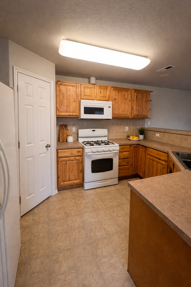 Photo - 3 Bedroom Duplex Near Downtown Available!