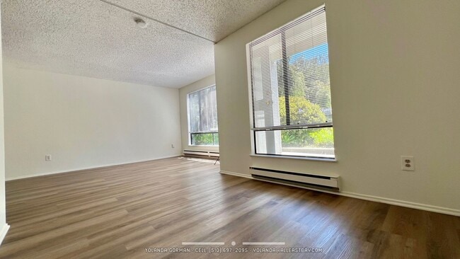 Building Photo - Sweet 2nd floor  studio condo at resort-like Watergate by the Bay in Emeryville! Unit F208