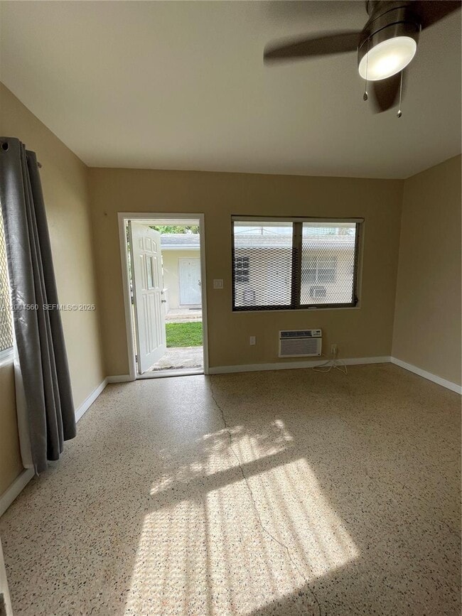 Photo - 940 SW 10th St Unit 4