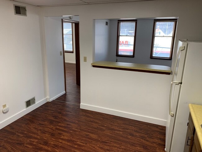 Photo - 635 Monongahela Ave Unidad 2nd Flr Front