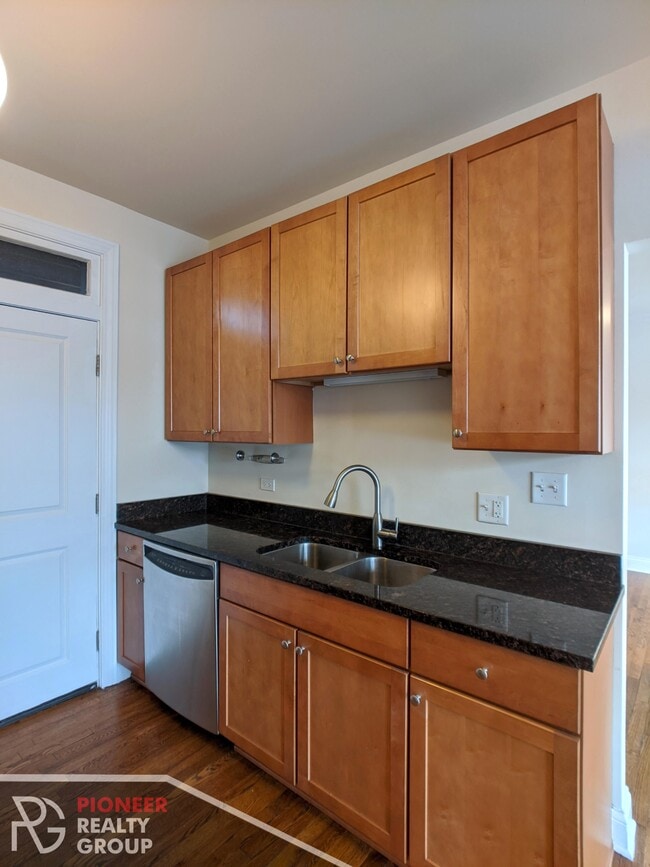 736 W Addison St Unit 744-E1