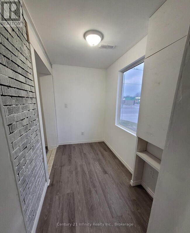 Photo - 555 Ritson Rd S