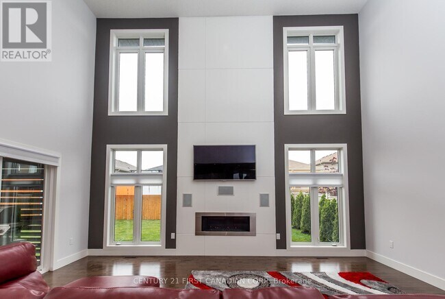 Photo - 962 Moy Cres