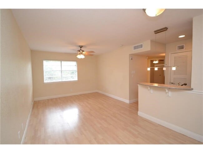 Building Photo - UT PRE-LEASE: 2 bd/ 1 ba North campus/Hyde Park Condo, Recently Updated