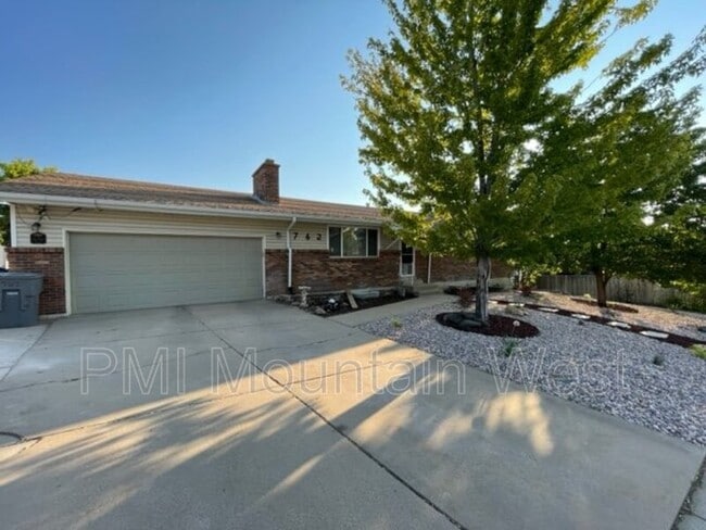 Photo - 762 Lacey Way