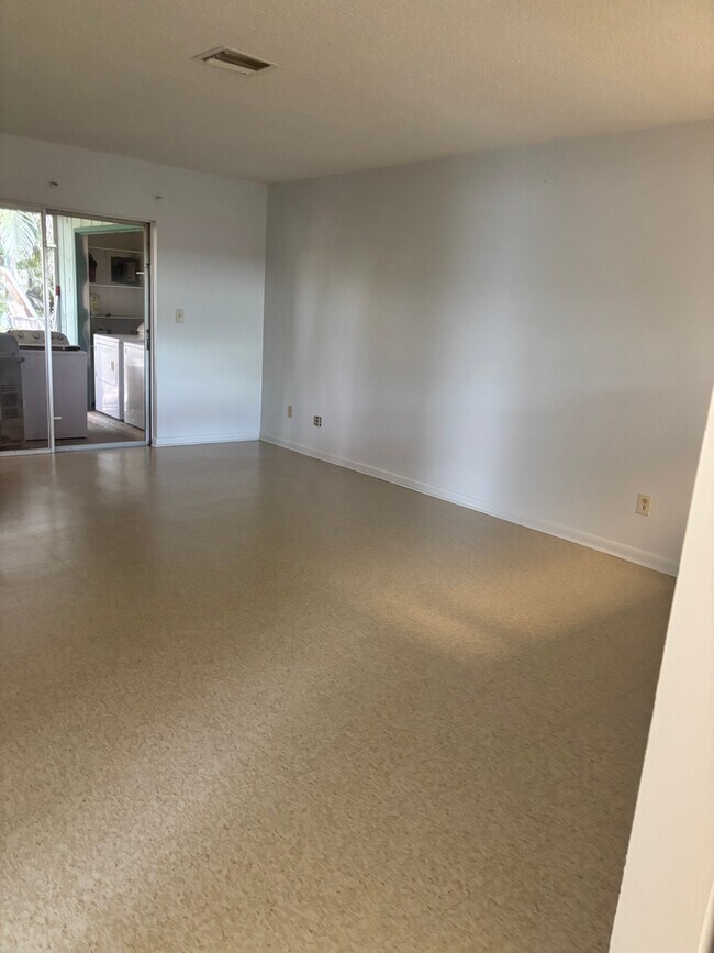 Building Photo - 8398 SE Pine Cir Unit 1