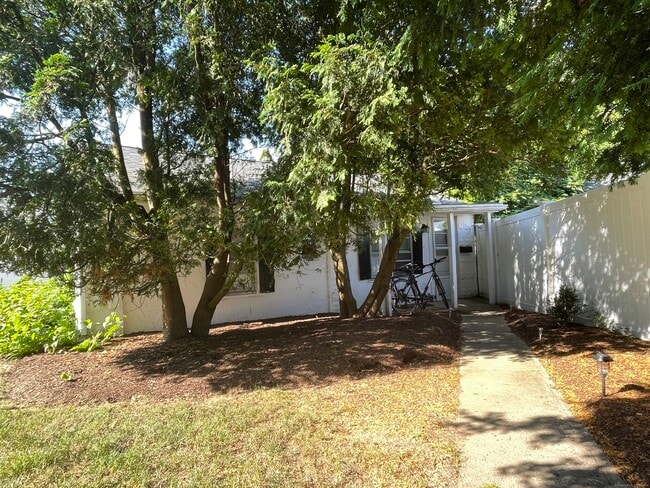 Building Photo - 76 Hurd St