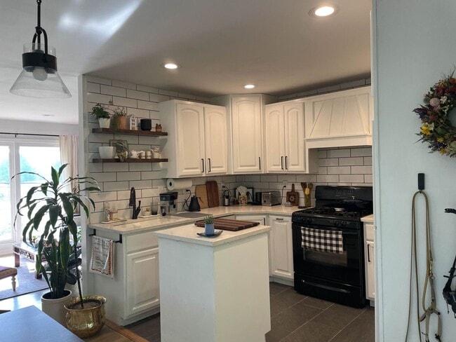 Photo - 3 bedrooms, 2 bathrooms, fenced yard!