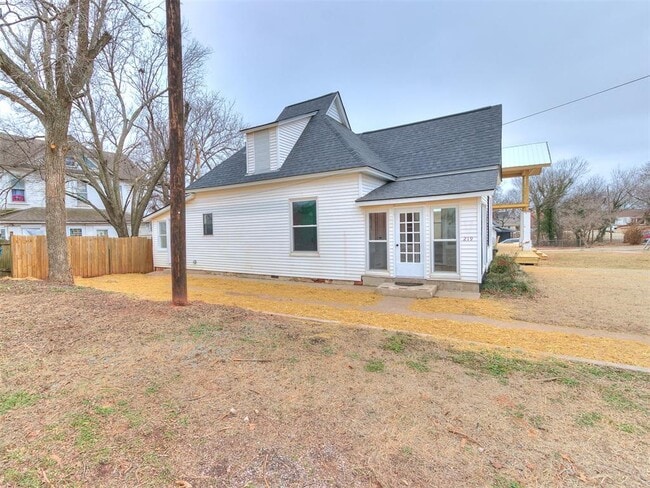 Photo - 219 W 9th St