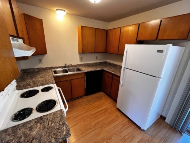 Kitchen - 2606-2608 Ardsley Cir Apartments