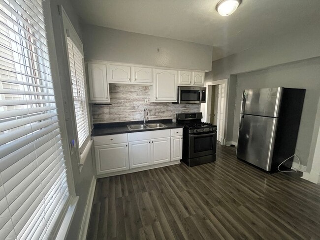 Building Photo - 2146 N 35th St Unit 2146 N 35th St (Lower)