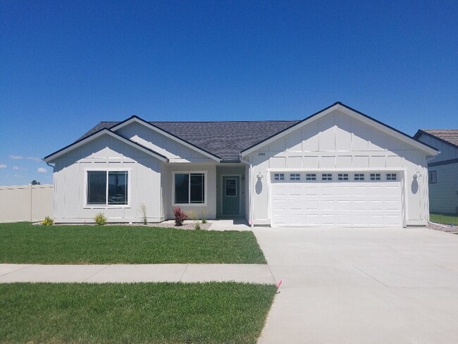 Building Photo - Newer house on corner lot of great neighbo...