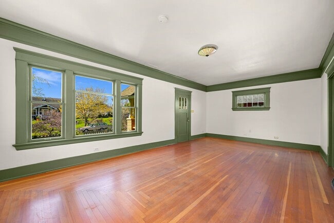 Photo - Charming, Warm, and Welcoming, Your Sunnyland Escape Awaits!