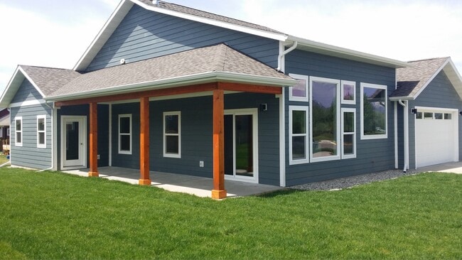 Large 3 Bed 2 Bath Home with 3 Car Garage - Large 3 Bed 2 Bath Home with 3 Car Garage