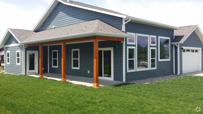 Building Photo - Large 3 Bed 2 Bath Home with 3 Car Garage