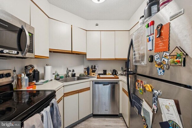 Building Photo - 2020 Walnut St Unit 17A