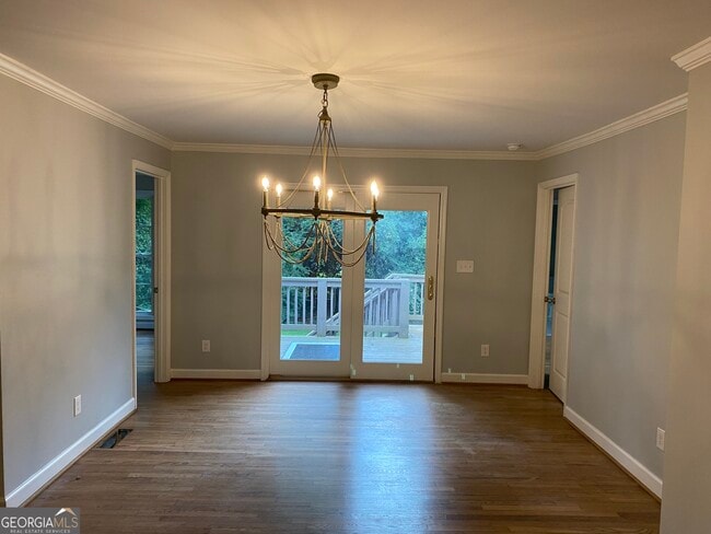 Photo - 2021 Woodbine Terrace NE